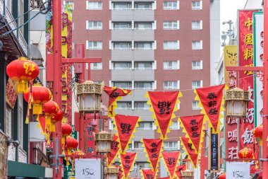 Kobe, Japonya 'daki renkli Çin Mahallesi, 15 Şubat 2024' teki Ay Yeni Yılı kutlamaları sırasında fenerlerle süslenmiş.