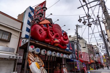 Güney Osaka 'daki Shinsekai Mahallesi. 18 Şubat 2024' te birçok restoran, dükkan, bar ve pachinko salonu ile ünlü.