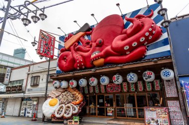 Güney Osaka 'daki Shinsekai Mahallesi. 18 Şubat 2024' te birçok restoran, dükkan, bar ve pachinko salonu ile ünlü.