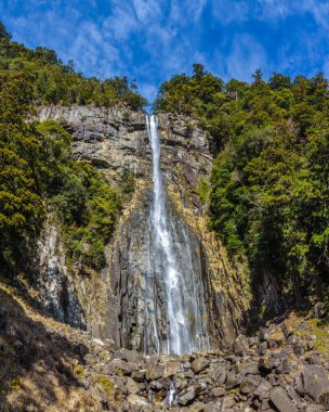 Nachi Falls Nachi no Taki in Nachikatsuura, Wakayama Eyaleti Kumano Kodo 'daki en uzun ikinci Japon şelalesi.