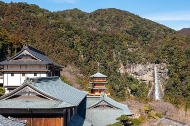 Japonya 'nın Wakayama bölgesindeki Seiganto-ji Tendai Budist Tapınağı' nın arka planında Nachi Şelaleleri olan üç katlı bir mabedi.