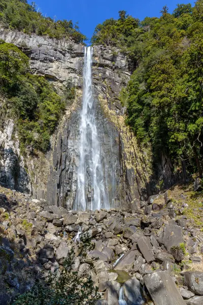 Nachi Falls Nachi no Taki in Nachikatsuura, Wakayama Eyaleti Kumano Kodo 'daki en uzun ikinci Japon şelalesi.