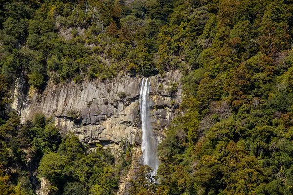 Nachi Falls Nachi no Taki in Nachikatsuura, Wakayama Eyaleti Kumano Kodo 'daki en uzun ikinci Japon şelalesi.