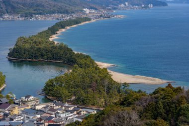 Kuzey Kyoto 'daki Japon Denizi' nde Amanohashidate Japonya 'nın en iyi üç manzaralı bölgesinden biri olarak kabul edilir.