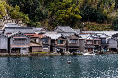 Geleneksel ahşap balıkçılar, Ine Kuzey Kyoto 'da Japon Denizi kıyısında Funaya kayıkhaneleri.