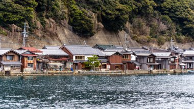 Geleneksel ahşap balıkçılar, Ine Kuzey Kyoto 'da Japon Denizi kıyısında Funaya kayıkhaneleri.
