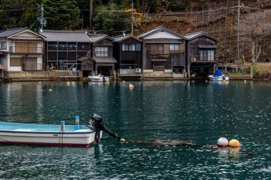 Geleneksel ahşap balıkçılar, Ine Kuzey Kyoto 'da Japon Denizi kıyısında Funaya kayıkhaneleri.