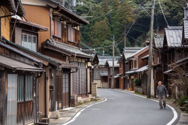 Geleneksel ahşap balıkçılar Funaya kayıkhaneleri 17 Şubat 2024 tarihinde Japonya Denizi üzerinde Ine kuzey Kyoto ilinde kurulmuştur.
