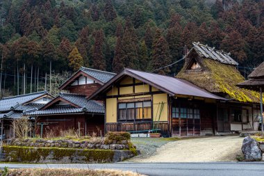 Japonya 'nın Kyoto ilindeki Miyama köyünün geleneksel sazdan çatı evleri, 17 Şubat 2024 tarihinde UNESCO' nun soyut kültürel mirası olan kayabuki çim çatı tekniği kullanılarak yapılmıştır.