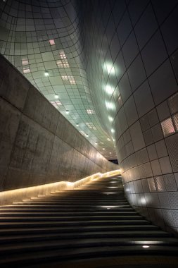Dongdaemun Tasarım Plaza Seul, Güney Kore 'de tarihi eser, mimarı Zaha Hadid tarafından tasarlanan fütüristik bina, 09 Mart 2024