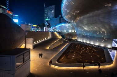 Dongdaemun Tasarım Plaza Seul, Güney Kore 'de tarihi eser, mimarı Zaha Hadid tarafından tasarlanan fütüristik bina, 09 Mart 2024