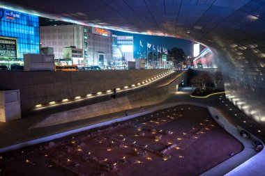 Dongdaemun Tasarım Plaza Seul, Güney Kore 'de tarihi eser, mimarı Zaha Hadid tarafından tasarlanan fütüristik bina, 09 Mart 2024