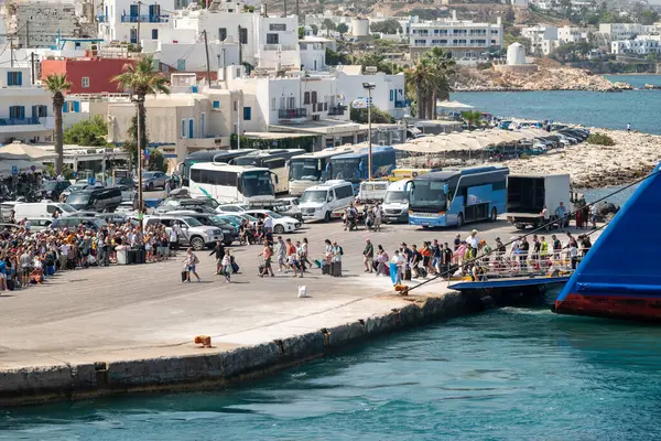 ギリシャのナクソス島のギリシャ本土とエーゲ海諸島間のフェリーサービスを提供するブルースターフェリーギリシャの旅客輸送会社の船を降りる観光客 2024年8月18日 ストック写真