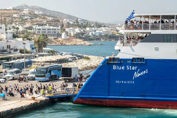 ギリシャのナクソス島のギリシャ本土とエーゲ海諸島間のフェリーサービスを提供するブルースターフェリーギリシャの旅客輸送会社の船を降りる観光客 2024年8月18日 ロイヤリティフリーのストック画像