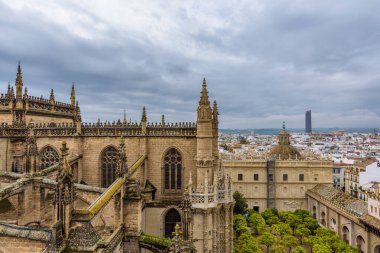 Dünyanın en büyük Gotik kilisesi olan Seville City ve Saint Mary Katedrali Seville, Endülüs, İspanya 'da.