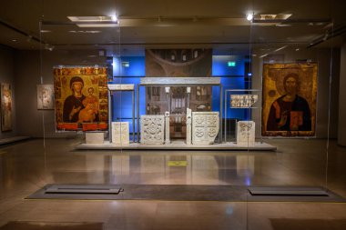 Bizans ve Hıristiyan Müzesi 'nde M.S. 3. yüzyıldan Orta Çağ' a kadar Atina şapkasında bulunan resimler, yazıtlar, freskler, çömlekçilik, kumaşlar, el yazmaları ve sanat eserleri de dahil olmak üzere binlerce Bizans Sanatı eseri ve nadir koleksiyonu barındırıyor.
