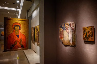 Bizans ve Hıristiyan Müzesi 'nde M.S. 3. yüzyıldan Orta Çağ' a kadar Atina şapkasında bulunan resimler, yazıtlar, freskler, çömlekçilik, kumaşlar, el yazmaları ve sanat eserleri de dahil olmak üzere binlerce Bizans Sanatı eseri ve nadir koleksiyonu barındırıyor.