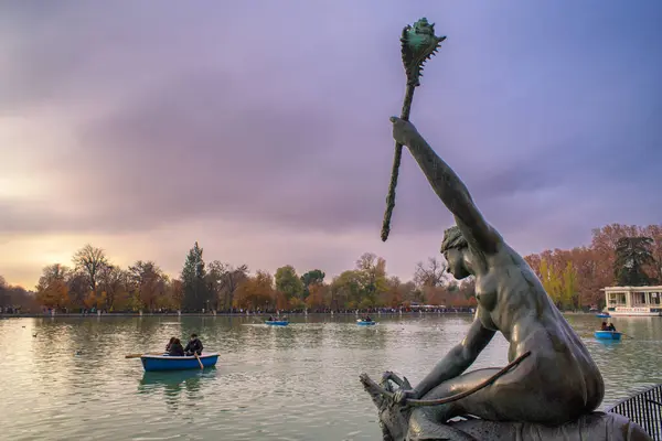 2022年12月4日にスペインのマドリードの首都で人気のあるレティロ公園 ストック画像