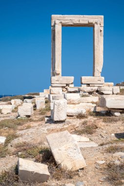 Kiklades, Ege Denizi, Yunanistan 'daki Naxos adasındaki Apollo Tapınağı' nın Portara kapısının kalıntıları