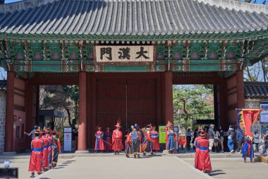 Kore kraliyet muhafızlarının tarihi Joseon kostümleriyle 31 Mart 2024 'te Güney Kore' deki Deoksugung kraliyet sarayının önünde Kore kraliyet muhafızları seremonisinin yeniden canlandırılması