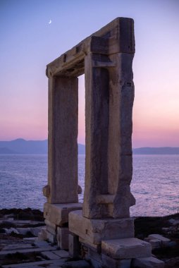 Günbatımında Yunanistan 'ın Ege Denizi' ndeki Naxos Adası 'ndaki Apollo Tapınağı' nın Portara kapısının kalıntıları