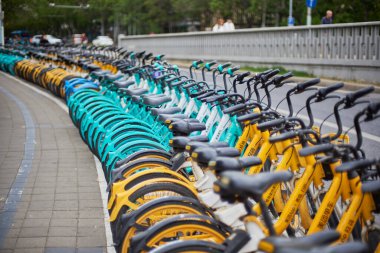 19 Nisan 2024 'te Pekin, Çin' de uygulama paylaşım sistemi tarafından işletilen bisiklet sıraları