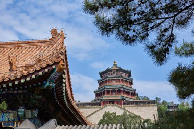 Budist Tütsü Kulesi (Foxiangge), 20 Nisan 2024 tarihinde Pekin, Çin 'deki Uzun Yaşam Sarayı' nda bahçe ve saray kompleksi üzerine kurulmuştur.