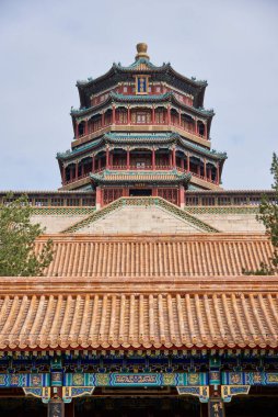 Budist Tütsü Kulesi (Foxiangge), 20 Nisan 2024 tarihinde Pekin, Çin 'deki Uzun Yaşam Sarayı' nda bahçe ve saray kompleksi üzerine kurulmuştur.