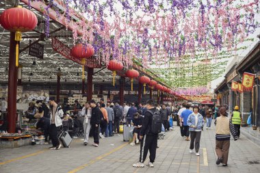 Panjiayuan Antika Pazarı (Pekin Antika Pazarı), 19 Nisan 2024 tarihinde Pekin, Çin 'deki en büyük sanat, el sanatları ve antika pazarı.