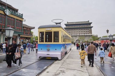 Çin 'in Pekin kentindeki Tiananmen Meydanı' nın güneyindeki tarihi Qianmen yaya sokağı 19 Nisan 2024