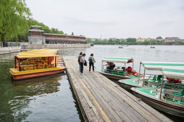 Beihai Parkı, halka açık park ve 19 Nisan 2024 'te Çin' in Pekin kentindeki Yasak Şehir 'in kuzeybatısında eski imparatorluk bahçesi.