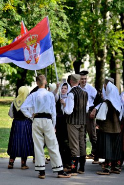 Sırbistan 'ın başkenti Belgrad' da 8 Haziran 2024 'te düzenlenen Sırp Meclisi mitinginde folklor kostümleri giyen gençler