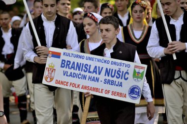 Sırbistan 'ın başkenti Belgrad' da 8 Haziran 2024 'te düzenlenen Sırp Meclisi mitinginde folklor kostümleri giyen gençler