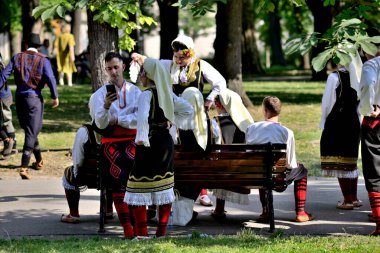 Sırbistan 'ın başkenti Belgrad' da 8 Haziran 2024 'te düzenlenen Sırp Meclisi mitinginde folklor kostümleri giyen gençler