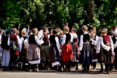 Sırbistan 'ın başkenti Belgrad' da 8 Haziran 2024 'te düzenlenen Sırp Meclisi mitinginde folklor kostümleri giyen gençler