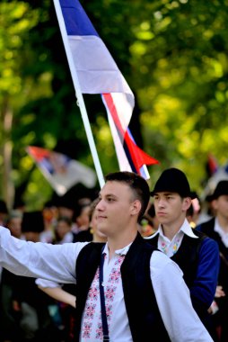Sırbistan 'ın başkenti Belgrad' da 8 Haziran 2024 'te düzenlenen Sırp Meclisi mitinginde folklor kostümleri giyen gençler