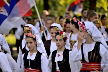 Sırbistan 'ın başkenti Belgrad' da 8 Haziran 2024 'te düzenlenen Sırp Meclisi mitinginde folklor kostümleri giyen gençler