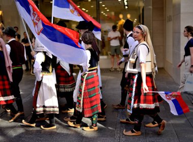 Sırbistan 'ın başkenti Belgrad' da 8 Haziran 2024 'te düzenlenen Sırp Meclisi mitinginde folklor kostümleri giyen gençler