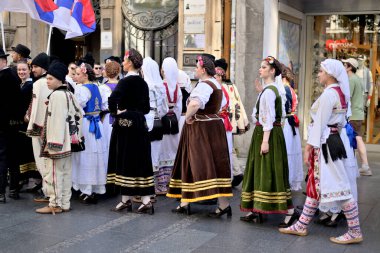 Sırbistan 'ın başkenti Belgrad' da 8 Haziran 2024 'te düzenlenen Sırp Meclisi mitinginde folklor kostümleri giyen gençler