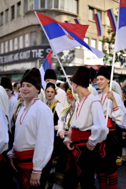 Sırbistan 'ın başkenti Belgrad' da 8 Haziran 2024 'te düzenlenen Sırp Meclisi mitinginde folklor kostümleri giyen gençler