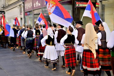 Sırbistan 'ın başkenti Belgrad' da 8 Haziran 2024 'te düzenlenen Sırp Meclisi mitinginde folklor kostümleri giyen gençler