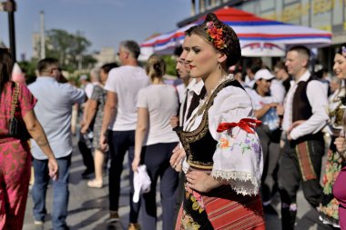 Sırbistan 'ın başkenti Belgrad' da 8 Haziran 2024 'te düzenlenen Sırp Meclisi mitinginde folklor kostümleri giyen gençler