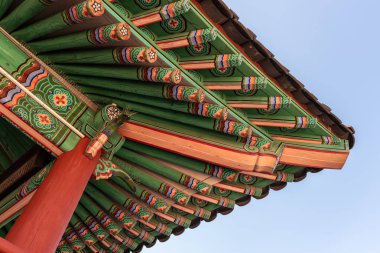 Seul Güney Kore 'deki Joseon hanedanının kraliyet sarayının çatısı detayları.
