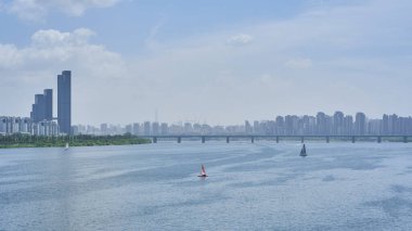 Han Nehri Hangang ve Seul şehir merkezi, Güney Kore 'nin başkenti.