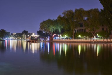 21 Nisan 2024 'te Çin' in orta kesimindeki Pekin 'deki üç gölden oluşan Shichahai tarihi manzarasının gece manzarası