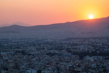 16 Ağustos 2023 'te, Atina' nın başkenti Lycabettus tepesinden günbatımında havadan manzara