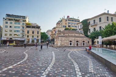 Atina 'daki tarihi Monastiraki Meydanı, Yunanistan' ın başkenti 16 Ağustos 2023