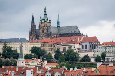 Prag Şatosu ve Çek Cumhuriyeti 'nin başkenti Prag' ın Mala strana ilçesinin şehir manzarası