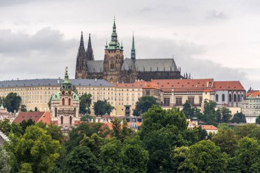 Prag Şatosu ve Çek Cumhuriyeti 'nin başkenti Prag' ın Mala strana ilçesinin şehir manzarası