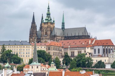 Prag Şatosu ve Çek Cumhuriyeti 'nin başkenti Prag' ın Mala strana ilçesinin şehir manzarası